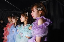 舞台袖でのTEAM SHACHI。（撮影：笹森健一）