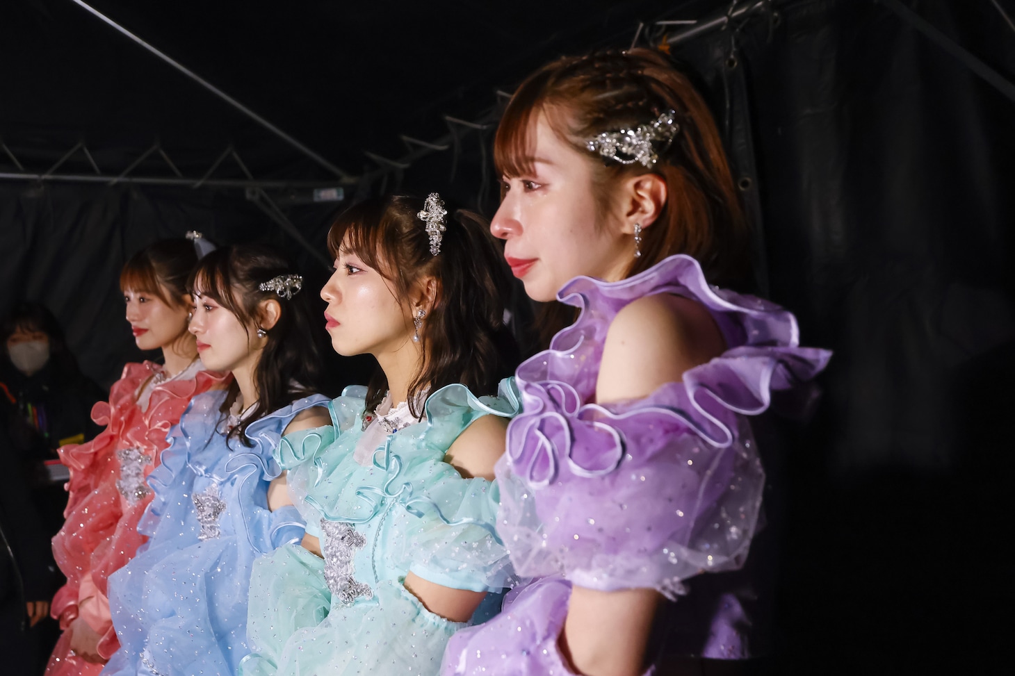 舞台袖でのTEAM SHACHI。（撮影：笹森健一）