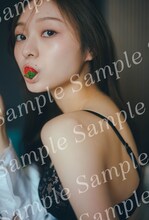 梅澤美波（乃木坂46）2nd写真集「透明な覚悟」特典の折り目なしB3ポスター。（HMV＆BOOKS SHIBUYA ）（撮影：東京祐）