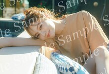 梅澤美波（乃木坂46）2nd写真集「透明な覚悟」特典の折り目なしB3ポスター。（星野書店近鉄パッセ店）（撮影：東京祐）