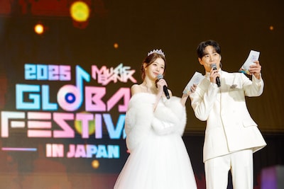 「MUSIC BANK GLOBAL FESTIVAL IN JAPAN」司会を務めたウォニョン（IVE）とイ・ジュニョン。