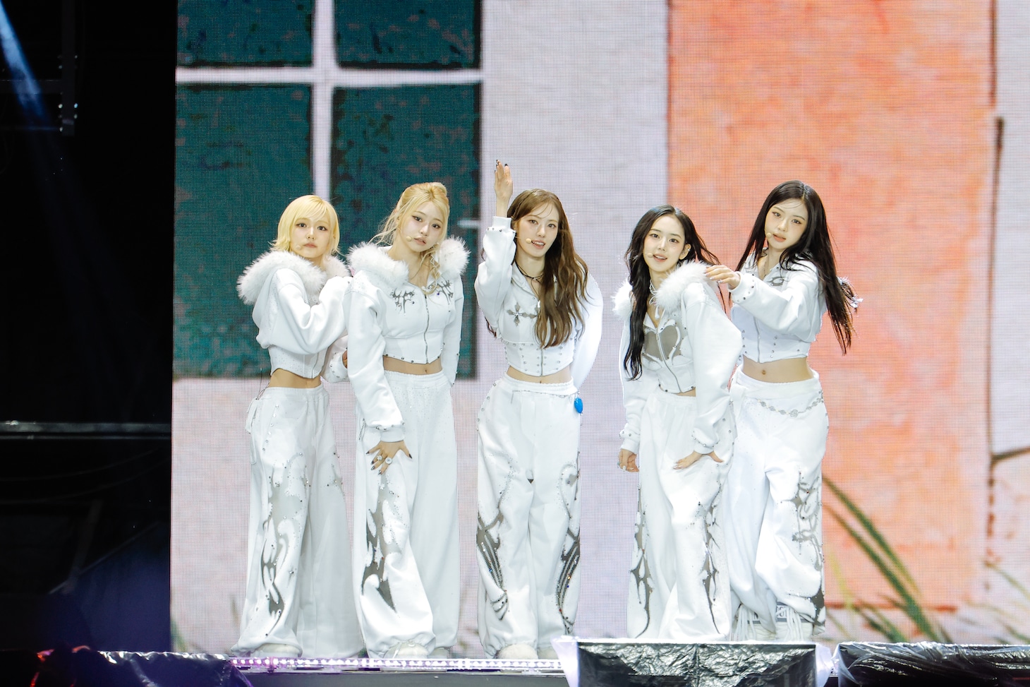 KiiiKiii。「MUSIC BANK GLOBAL FESTIVAL IN JAPAN」より。