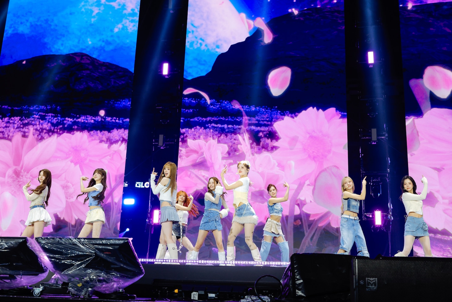 NiziU。「MUSIC BANK GLOBAL FESTIVAL IN JAPAN」より。