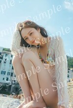 梅澤美波（乃木坂46）2nd写真集「透明な覚悟」特典の折り目なしB3ポスター。（セブンネットショッピング）（撮影：東京祐）