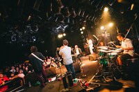 ヤスエでんじゃらすおじさんによるライブの様子。（Photo by Machida Chiaki）