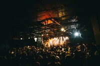 ヤスエでんじゃらすおじさんによるライブの様子。（Photo by Machida Chiaki）