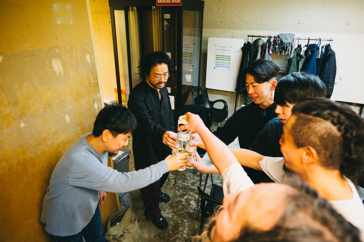 ライブを終え、バンドメンバーと乾杯するヤスエでんじゃらすおじさん。（Photo by Machida Chiaki）