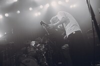 益田英知（Dr）と内田怜央（Vo）。（Photo by Kaito Ono）