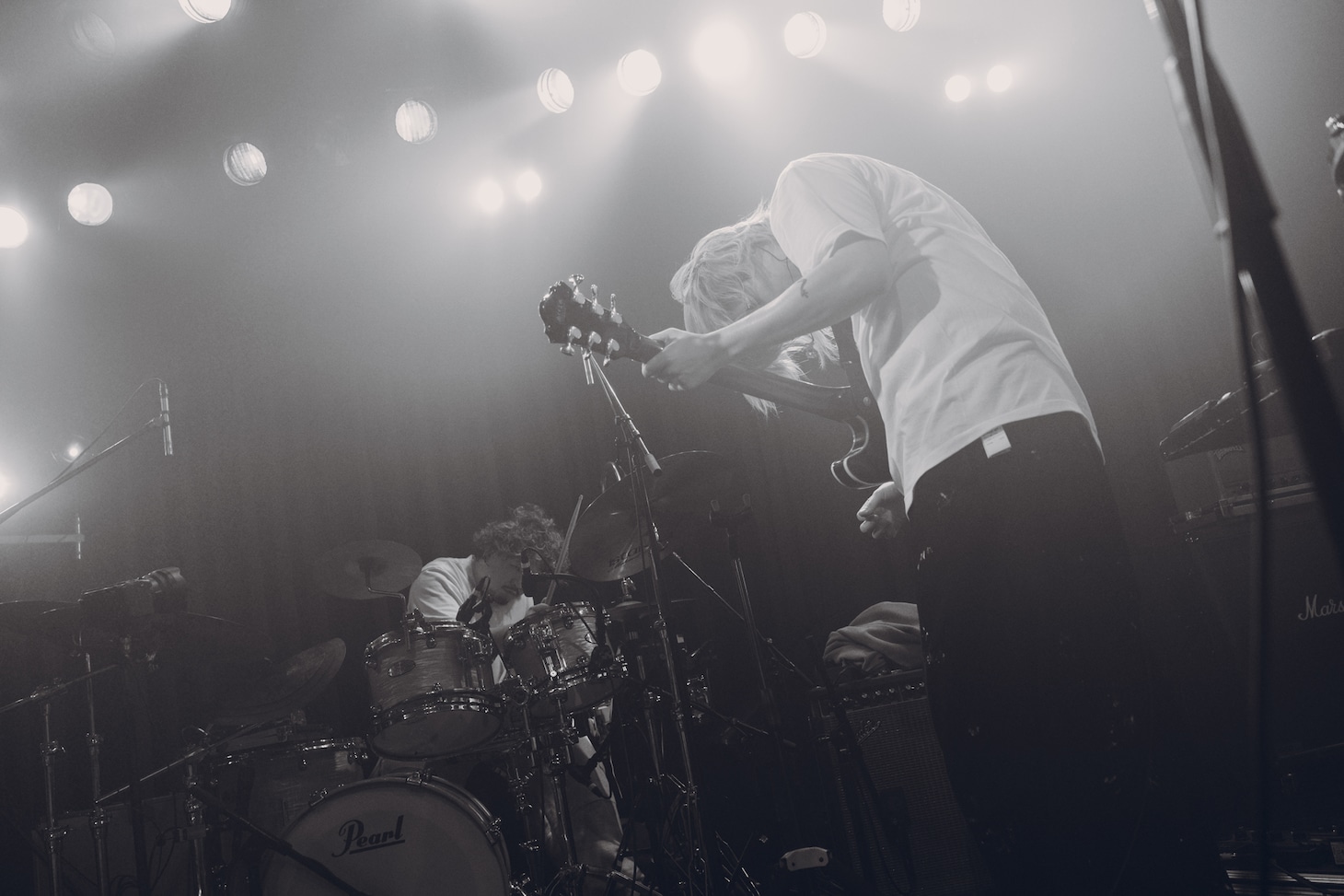 益田英知（Dr）と内田怜央（Vo）。（Photo by Kaito Ono）