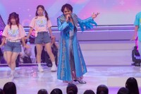 新曲「ういういしいしい」をパフォーマンスする50TA。©テレビ朝日
