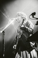 小林祐介（Vo, G, Synth）（撮影：タカギユウスケ）