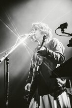 小林祐介（Vo, G, Synth）（撮影：タカギユウスケ）