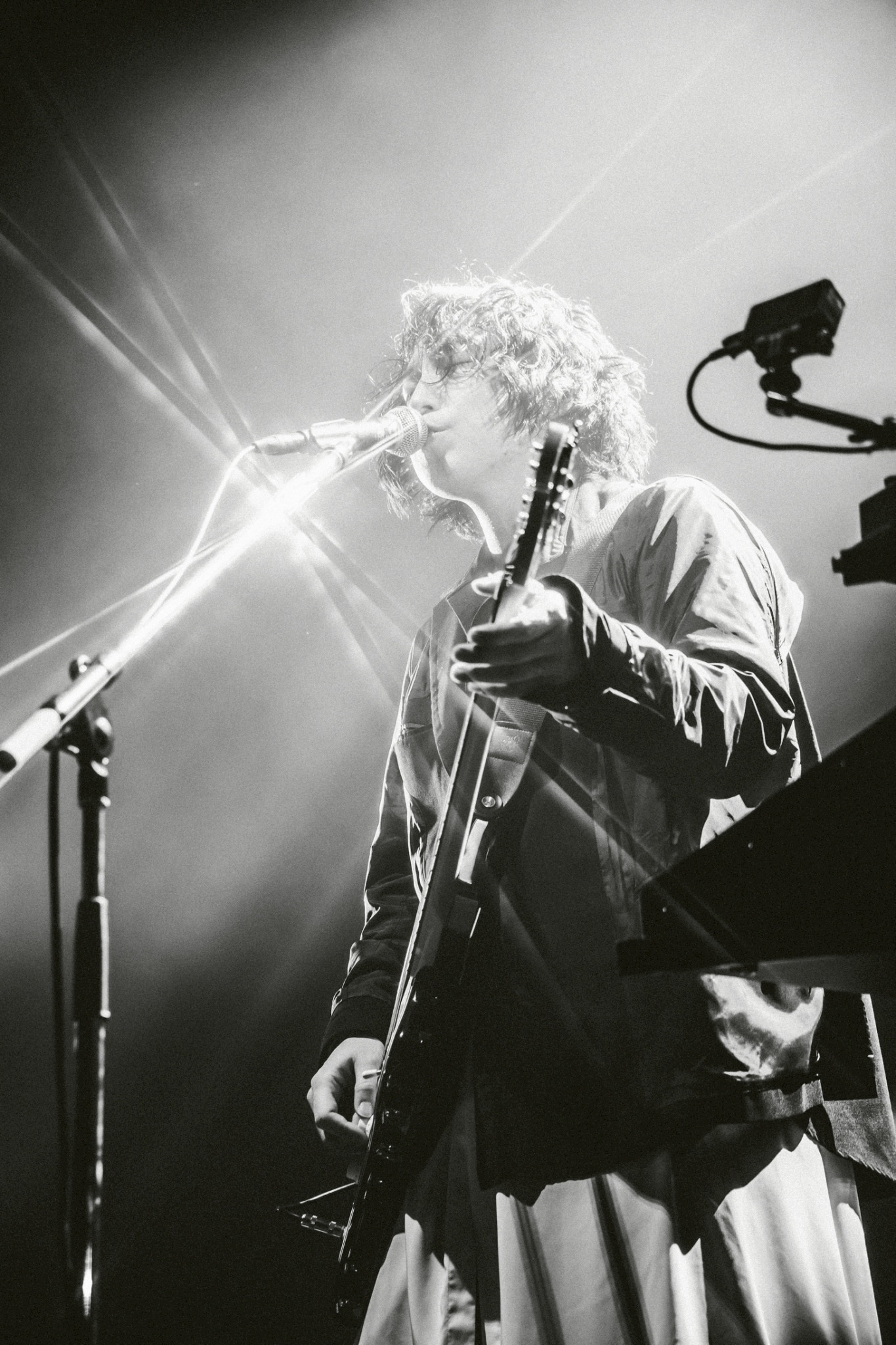 小林祐介（Vo, G, Synth）（撮影：タカギユウスケ）