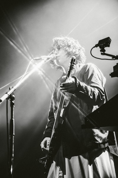 小林祐介（Vo, G, Synth）（撮影：タカギユウスケ）