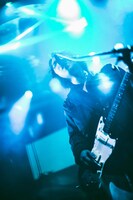 小林祐介（Vo, G, Synth）（撮影：タカギユウスケ）