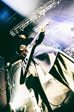 小林祐介（Vo, G, Synth）（撮影：タカギユウスケ）