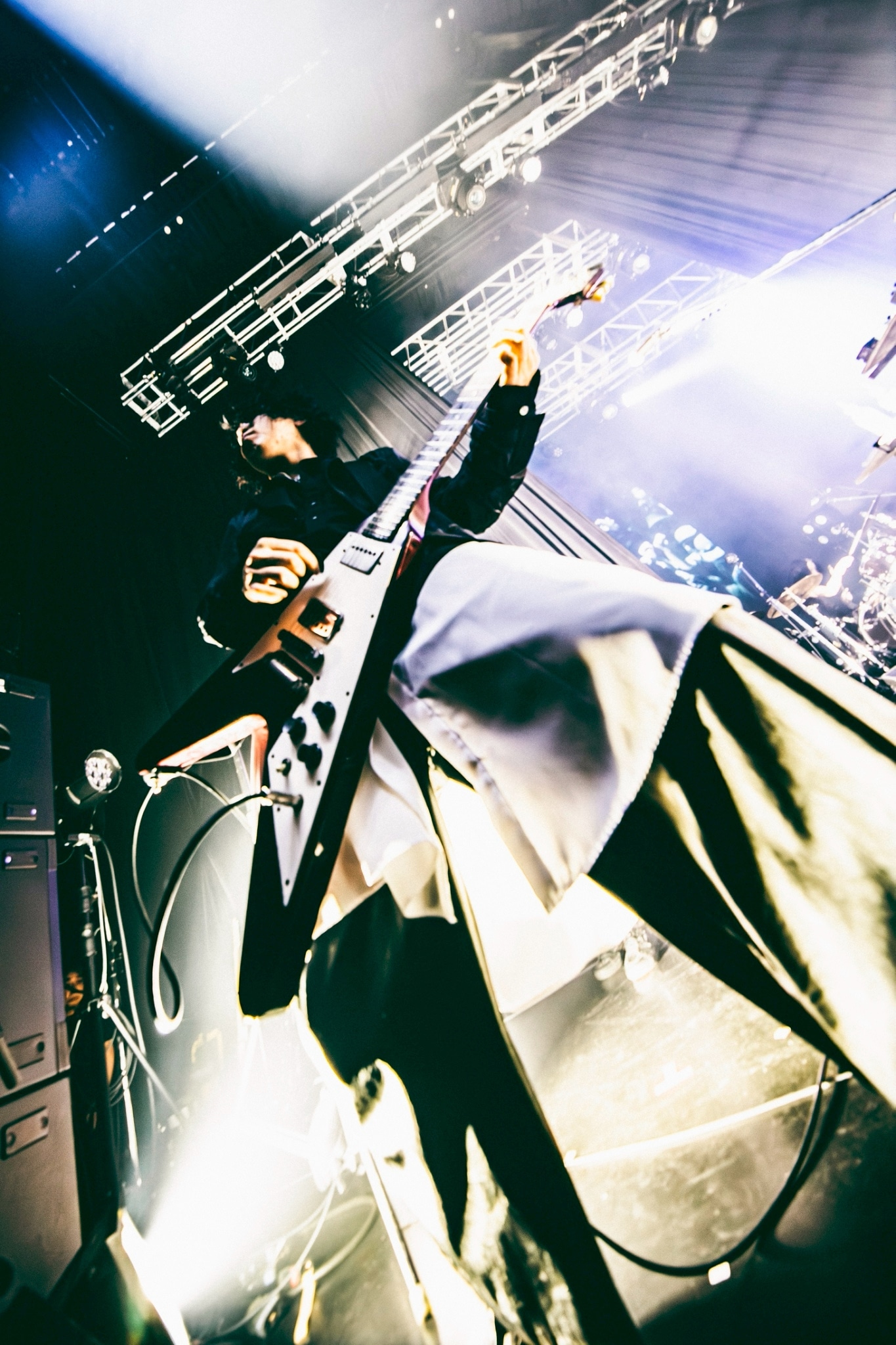 小林祐介（Vo, G, Synth）（撮影：タカギユウスケ）