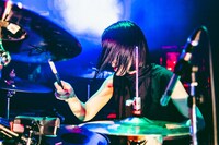 福田洋子（サポートドラマー）（撮影：タカギユウスケ）