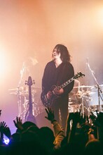 ケンゴマツモト（ゲストギタリスト / The Novembers）（撮影：タカギユウスケ）