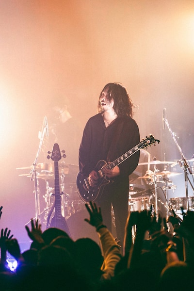 ケンゴマツモト（ゲストギタリスト / The Novembers）（撮影：タカギユウスケ）