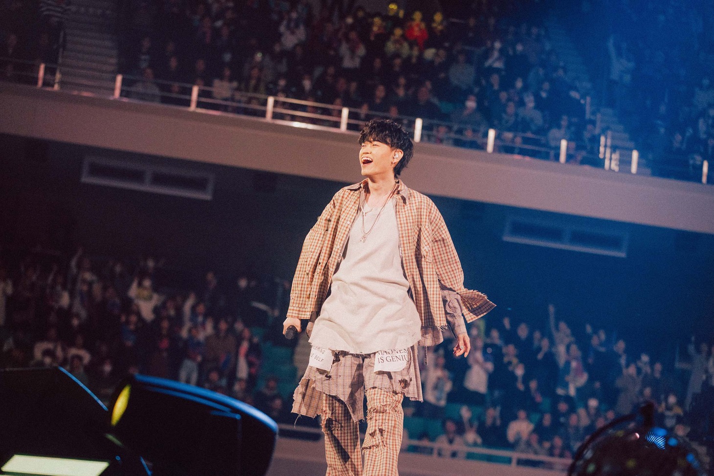 観客に囲まれ破顔するTani Yuuki。（Photo by toya）