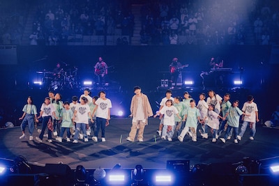 キッズダンサーと「ワンダーランド」を踊るTani Yuuki。（Photo by toya）