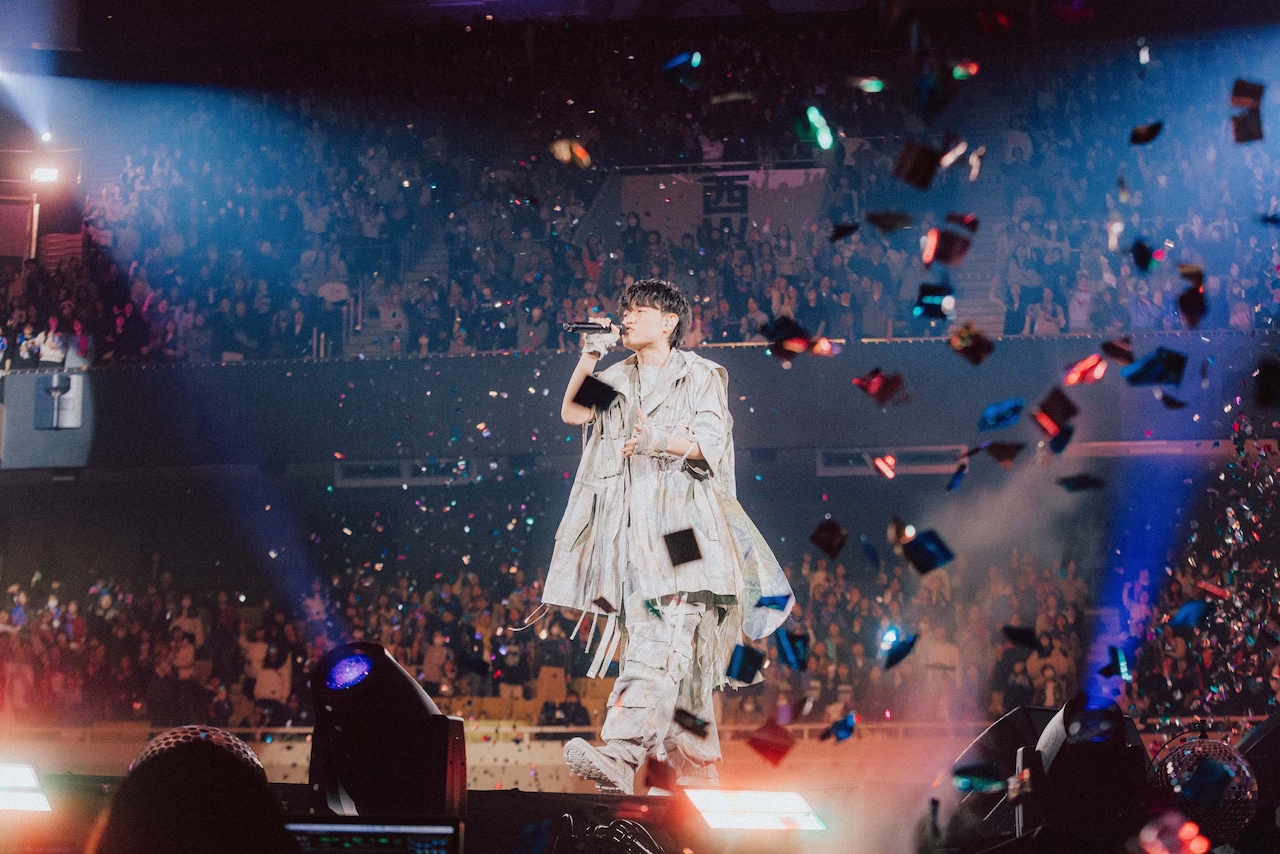 紙吹雪の中で歌うTani Yuuki。（Photo by toya） - Tani Yuuki念願の初