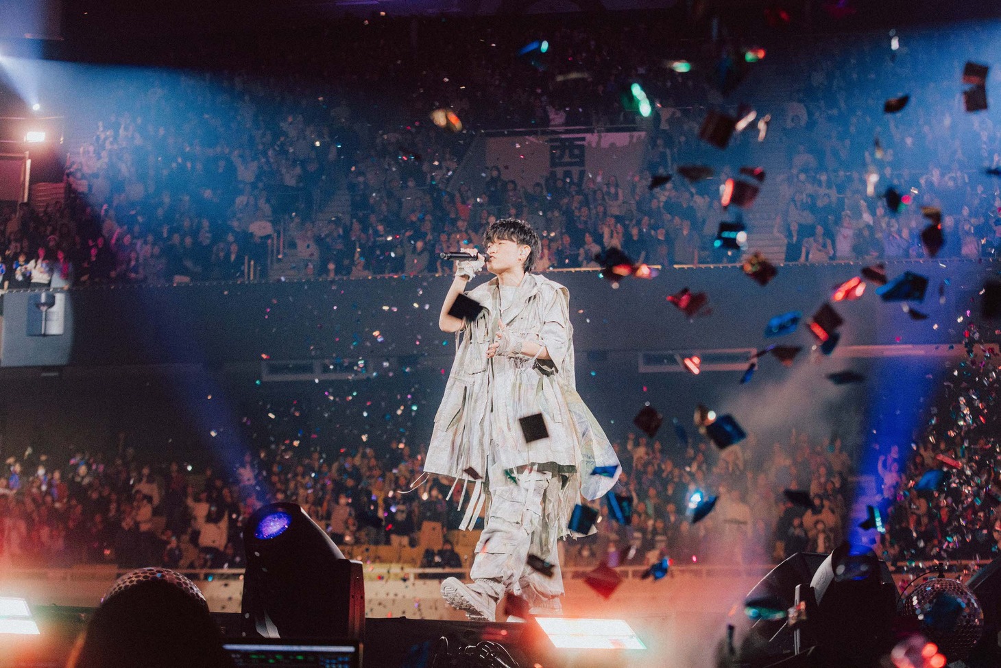 紙吹雪の中で歌うTani Yuuki。（Photo by toya）