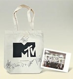 Novel CoreとSTARGLOWメンバーの直筆サイン入りMTV トートバッグと写真のサンプル。