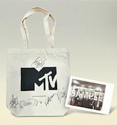 Novel CoreとSTARGLOWメンバーの直筆サイン入りMTV トートバッグと写真のサンプル。