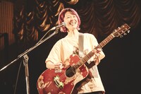 鈴木実貴子（Vo, G）（撮影：上保昴大）