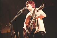 鈴木実貴子（Vo, G）（撮影：上保昴大）