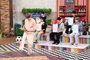 サインをしながらリフティングを披露するNCT WISHのサクヤ（手前）。 ©TBS