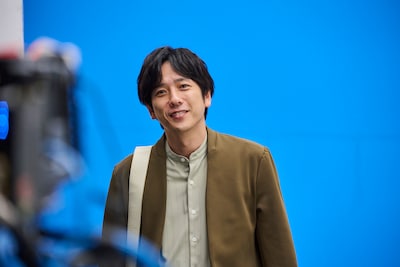 二宮和也が出演する新テレビCM「買いものって、メッセージだ。」編のメイキングカット。