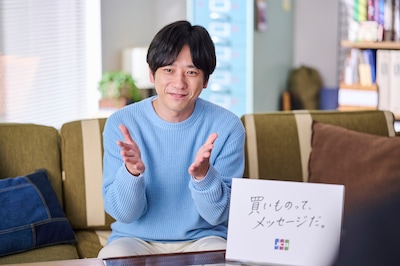 二宮和也が出演する新テレビCM「買いものって、メッセージだ。」編のメイキングカット。