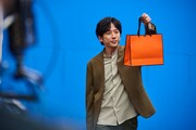 二宮和也が出演する新テレビCM「買いものって、メッセージだ。」編のメイキングカット。