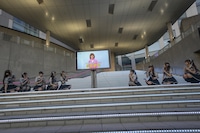 “公式ママ”松本伊代からのメッセージ動画を観る高嶺のなでしこ。