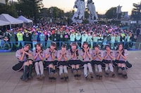 東京・ダイバーシティ東京 プラザ フェスティバル広場に集まったファンと記念撮影する高嶺のなでしこ。
