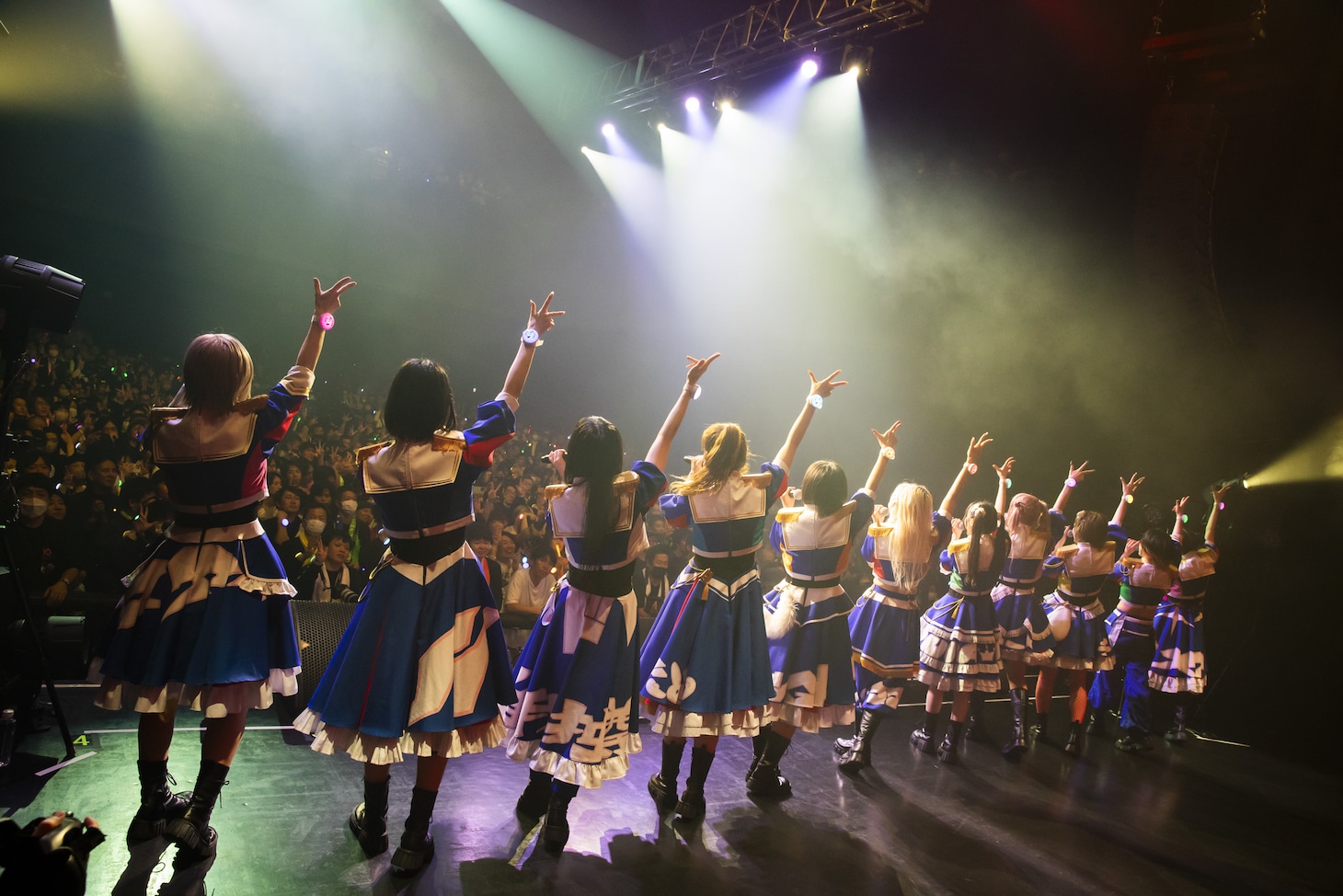 遊び人と向き合うGANG PARADEの背中。（撮影：外林健太）