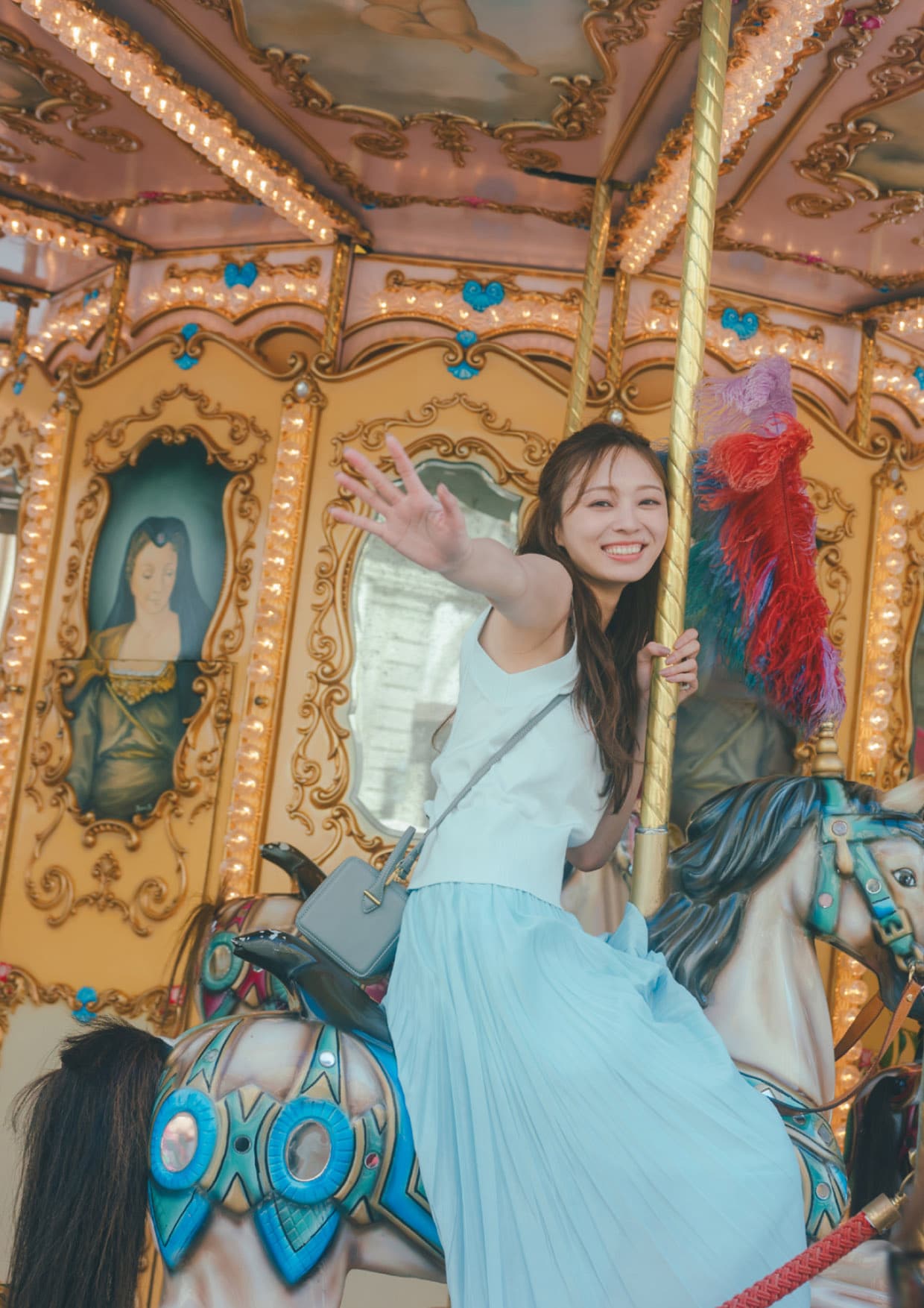 フィレンツェ訪れた梅澤美波、メリーゴーランドでご機嫌　全国でパネル＆衣装展を開催