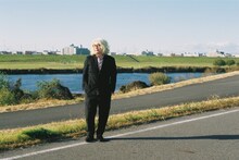 「Edo River」MVの撮影を行った江戸川土手に佇む直枝政広。