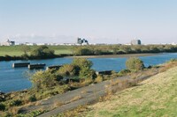 本人曰く「おそらくこのあたり」という、「Edo River」MVのロケ地。川の向こう側の建物がMVに映り込んでいる。