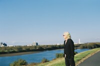 江戸川を眺める直枝政広。