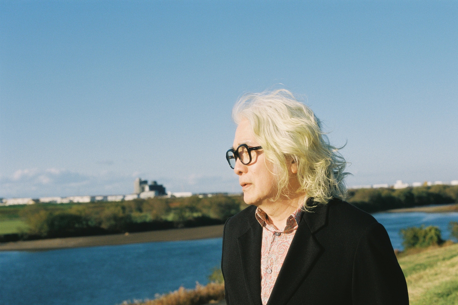 江戸川を眺める直枝政広。