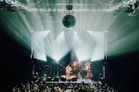 「スカートCDデビュー15周年記念スーパーライヴ『超ウルトラハイパーウキウキスペシャル優勝パレード2025』」の様子。（Photo by Daiki Miura）