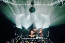 「スカートCDデビュー15周年記念スーパーライヴ『超ウルトラハイパーウキウキスペシャル優勝パレード2025』」の様子。（Photo by Daiki Miura）