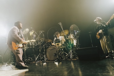 左から澤部渡（Vo, G）、佐久間裕太（Dr）、岩崎なおみ（B）。（Photo by Daiki Miura）