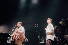 左から澤部渡（Vo, G）、三浦透子。（Photo by Daiki Miura）