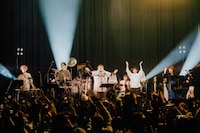 餅をまく澤部渡（Vo, G）とゲストたち。（Photo by Daiki Miura）