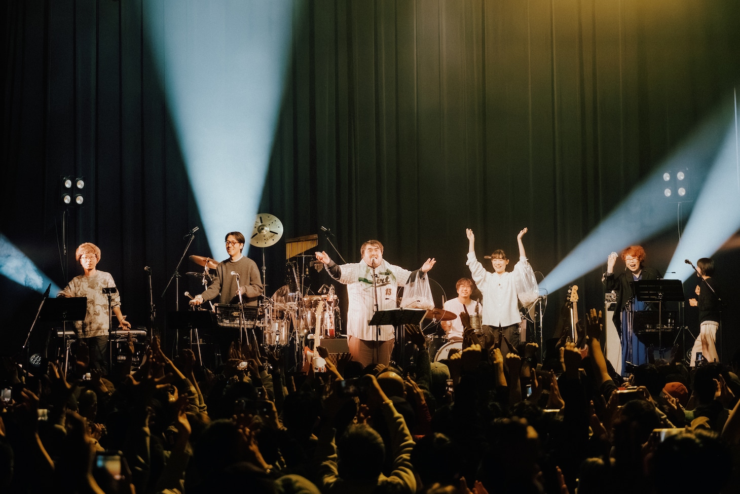 餅をまく澤部渡（Vo, G）とゲストたち。（Photo by Daiki Miura）